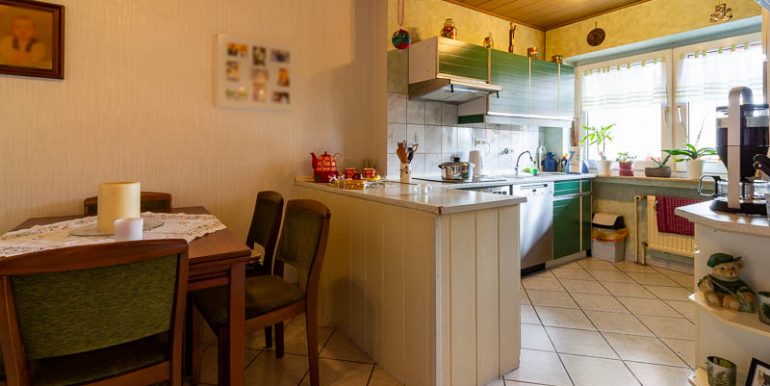 Naher Esstisch, kurze Wege: die großzügige Wohnküche lässt Raum für einen schönen Sitzplatz zum Essen und Genießen.