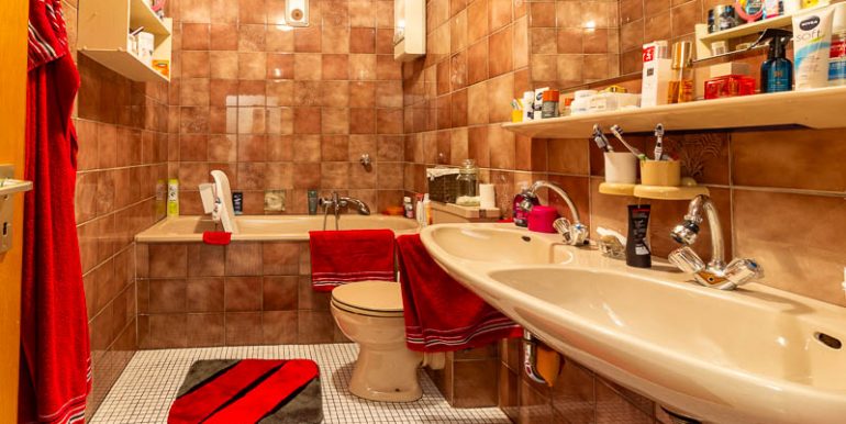 Liebevoll gepflegte 80er-Jahre Nostalgie trifft Platz zum Baden und Träumen: Ihr Badezimmer!