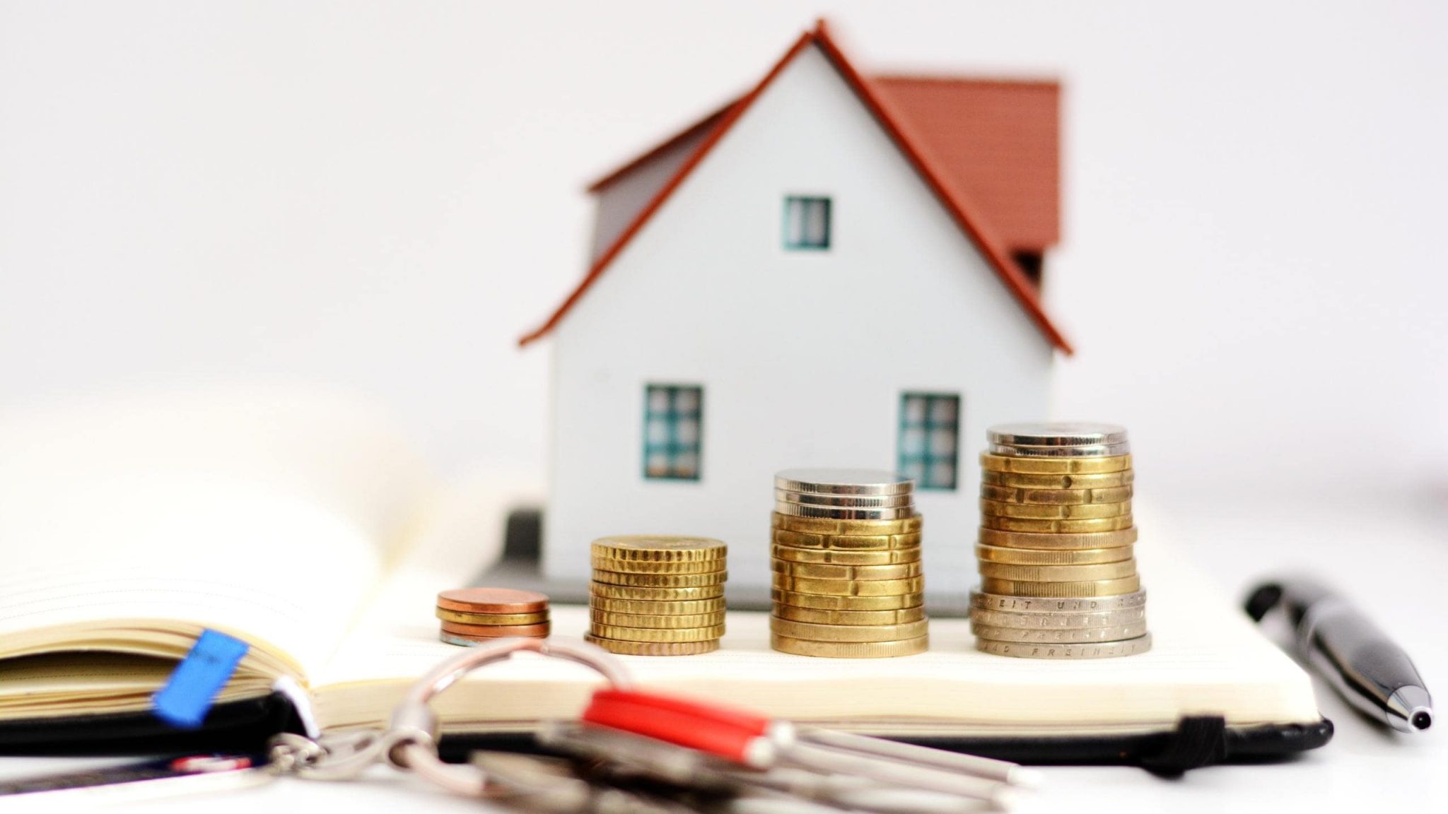 immobilien-bewerten-2-2048x1152 Symbolbild Haus und Geld