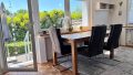 Wohnzimmer mit Zugang zur Terrasse