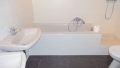 Modernes gefliestes Badezimmer