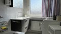 Badezimmer mit Fenster und ...