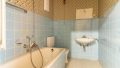 Charmantes Retro-Badezimmer – bereit für Ihre Modernisierungsideen.