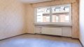 Helles Schlafzimmer mit großem Fenster – viel Potenzial für einen gemütlichen Rückzugsort.