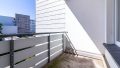 Sonniger Balkon mit Blick ins Grüne – ideal für die kleine Auszeit im Alltag.