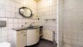 Praktisch und gepflegt – Badezimmer mit Wanne, Dusche und WC.
