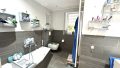 schickes Bad mit Badewanne...