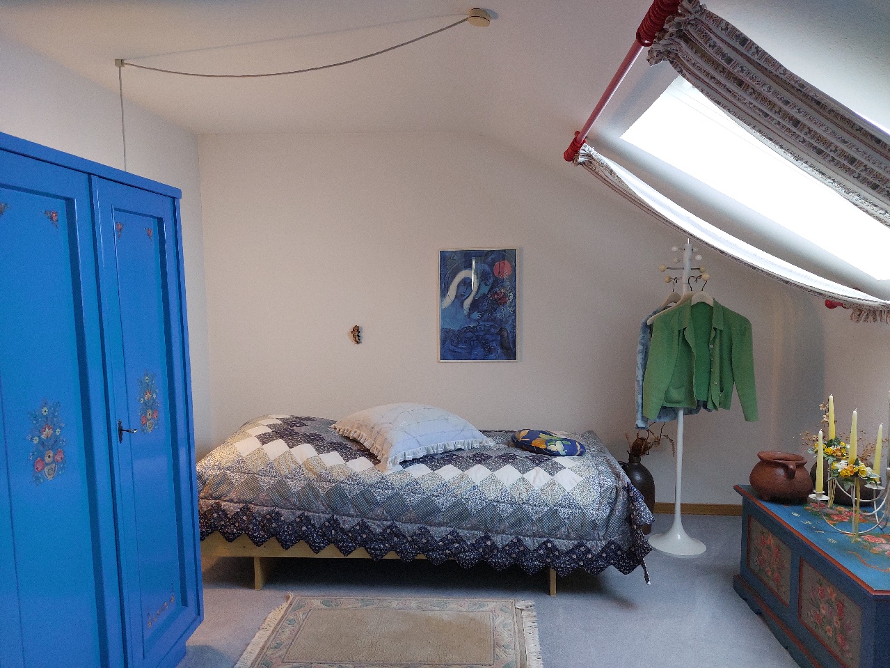 Ein gemütlicher Schlafraum im DG