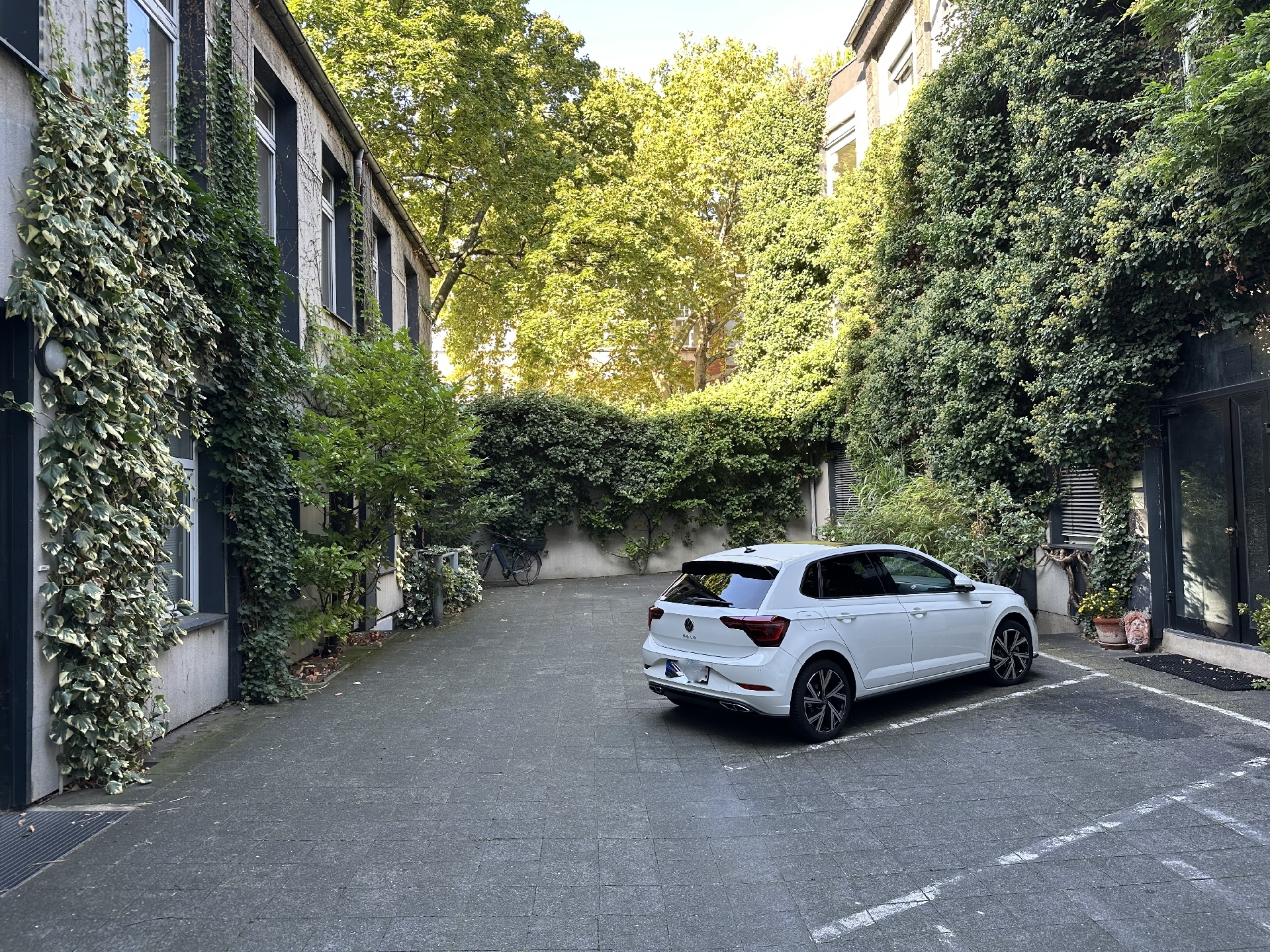 Innenhof mit PKW-Stellplatz