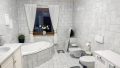 Tageslichtbad mit Eckbadewanne EG