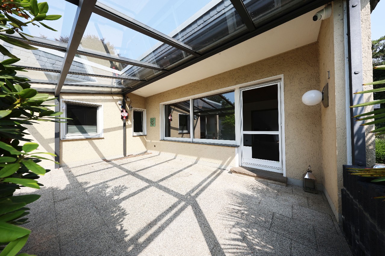 überdachte Terrasse am Wohnzimmer