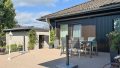 Südterrasse und Garagengebäude