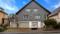 Hausfront mit Garage und Stellplatz