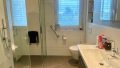 Badezimmer mit großer, ebenerdiger Dusche