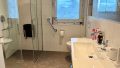 Badezimmer mit großer, ebenerdiger Dusche