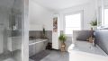 Bad mit Wanne und Dusche