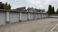 ...gepflasterten Garagenhof...