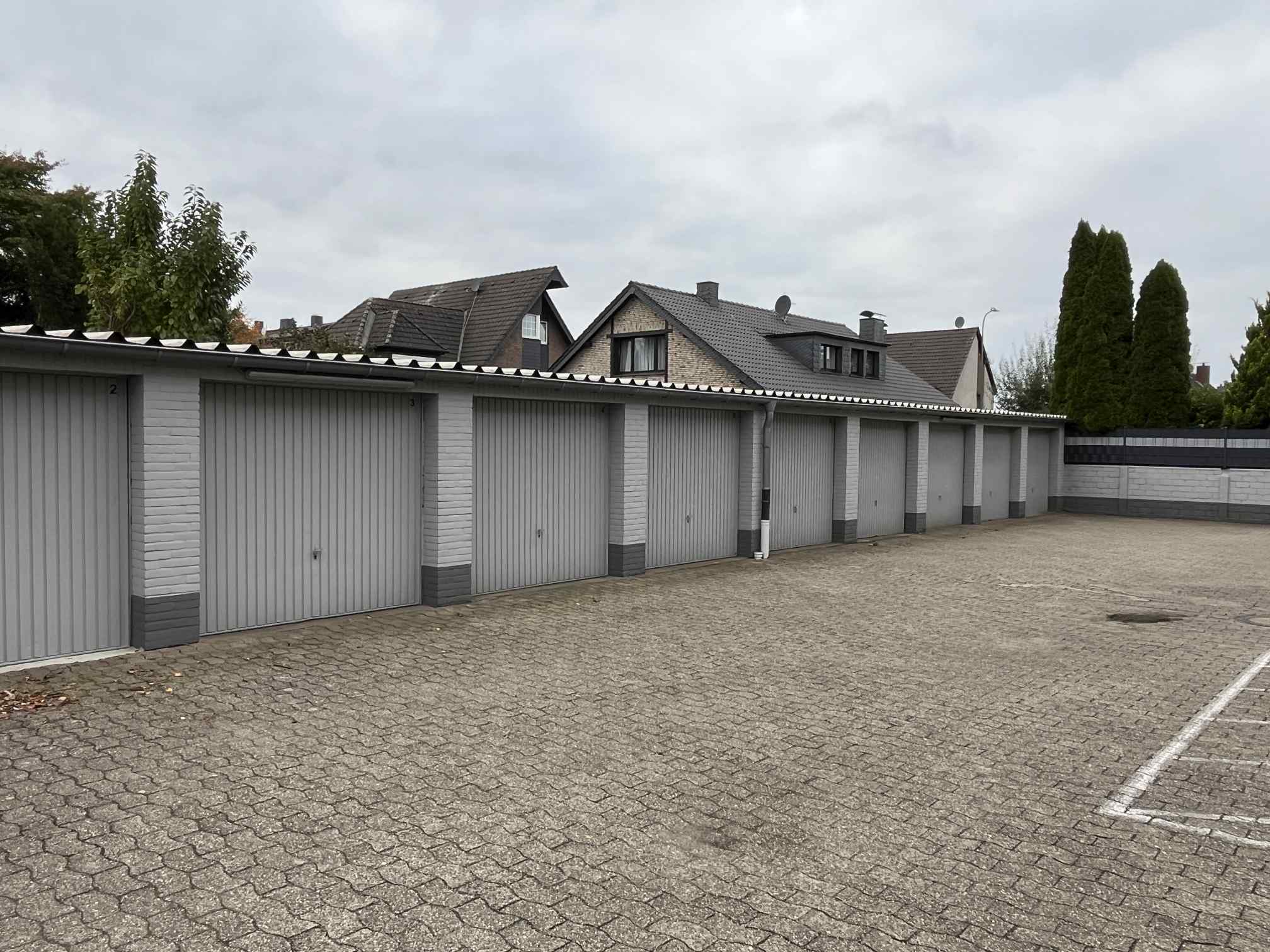 ...gepflasterten Garagenhof...