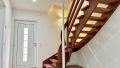 Diele mit moderner Treppe ins EG