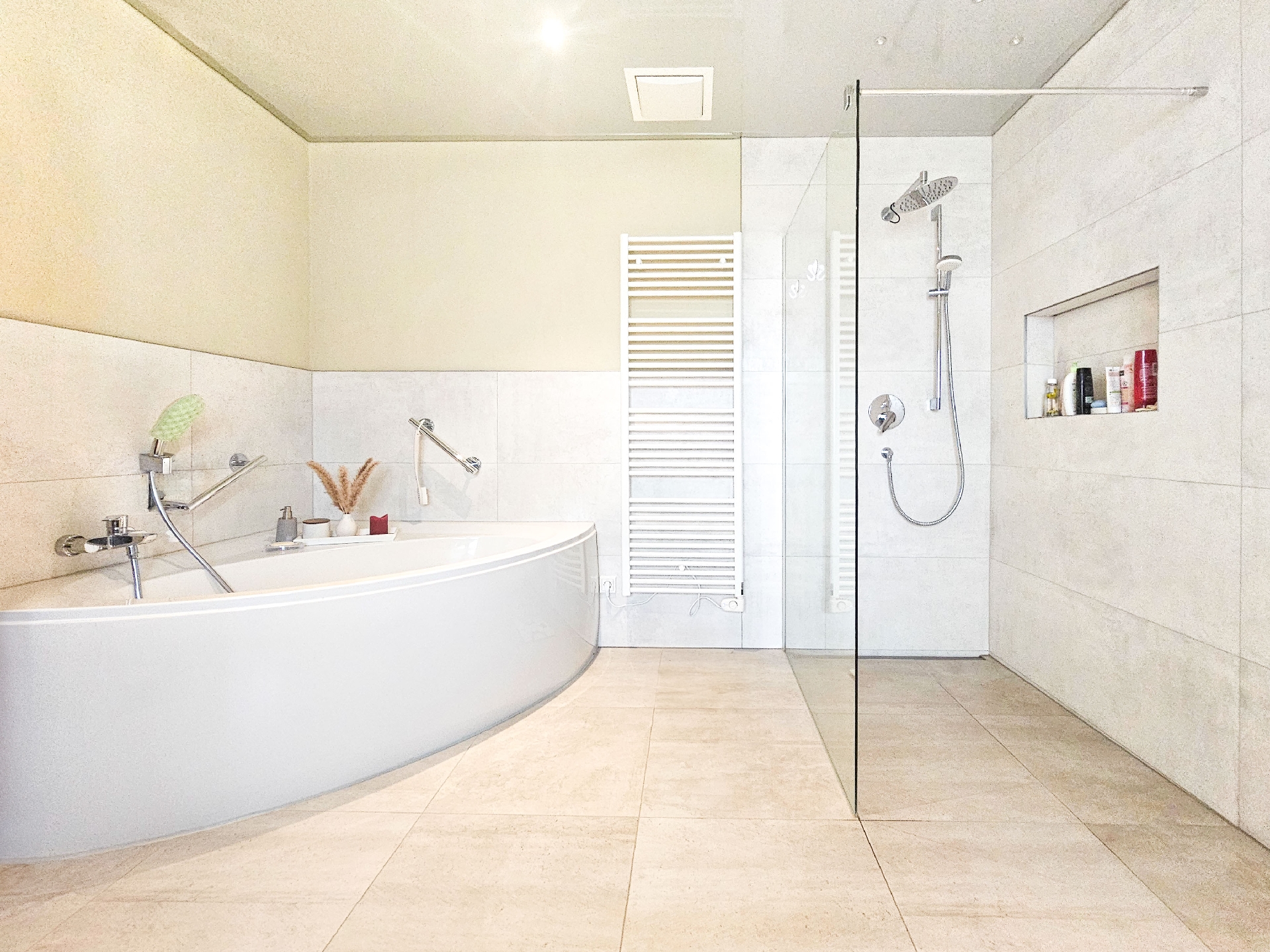 Badezimmer mit Bidet, Dusche und Wanne