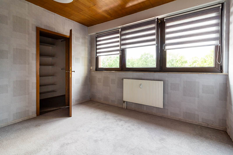 Helles Schlafzimmer mit praktischem Einbauschrank.