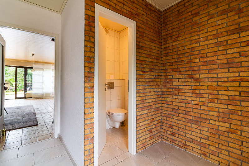 Freundlicher Eingangsbereich mit direktem Zugang zum Gäste-WC.