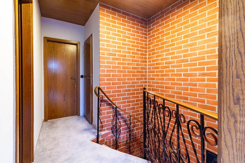 Verbindet die Räume im Obergeschoss – heller Flur mit charmantem Treppengeländer.