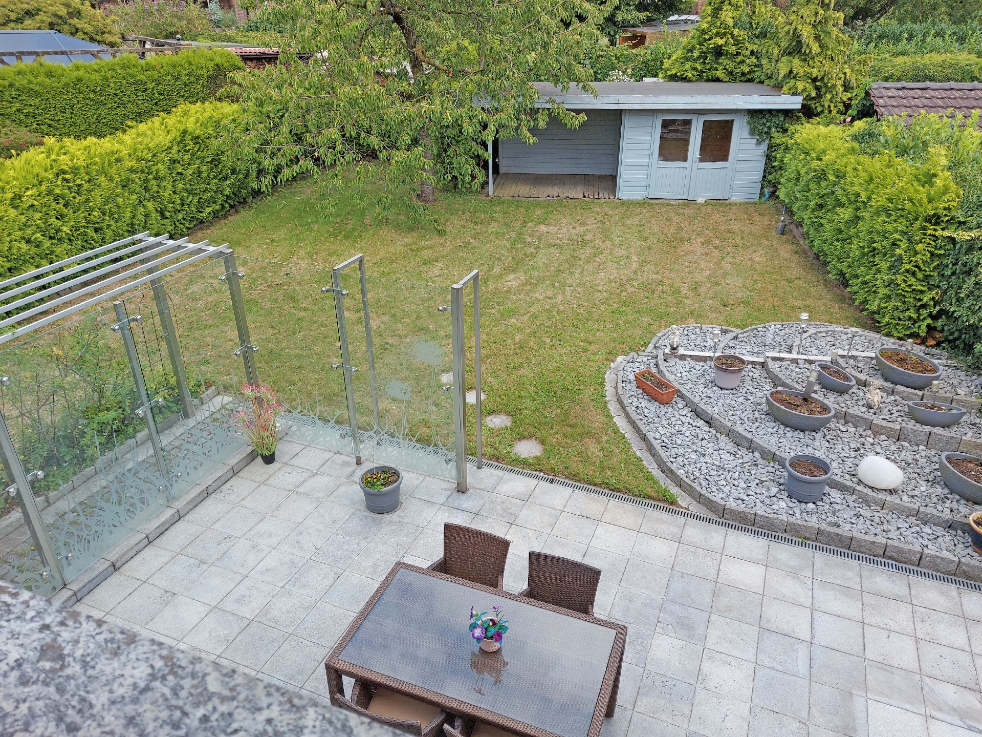 Blick in den Garten aus dem DG