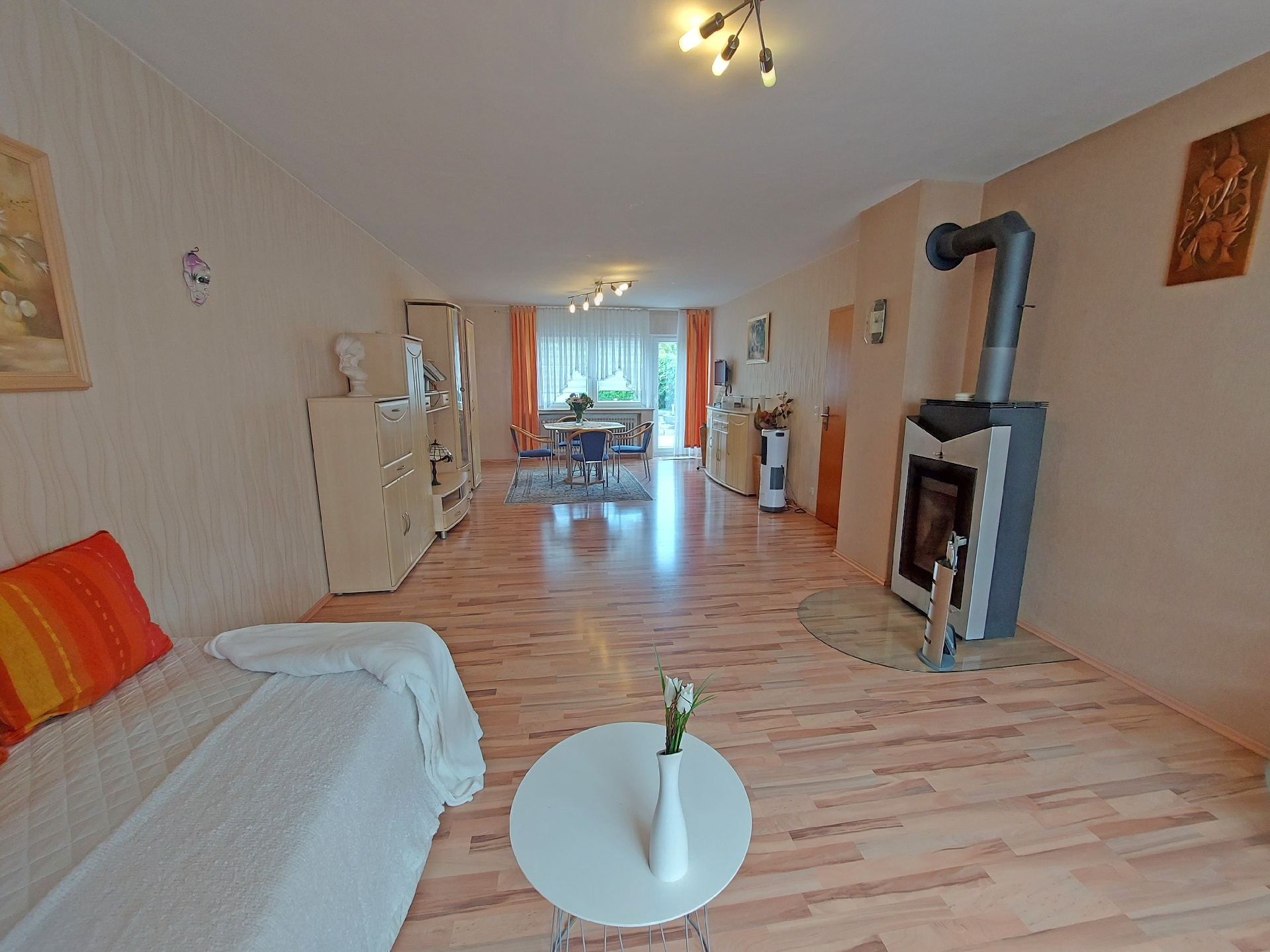 Wohnzimmer mit Blick zum Esszimmer