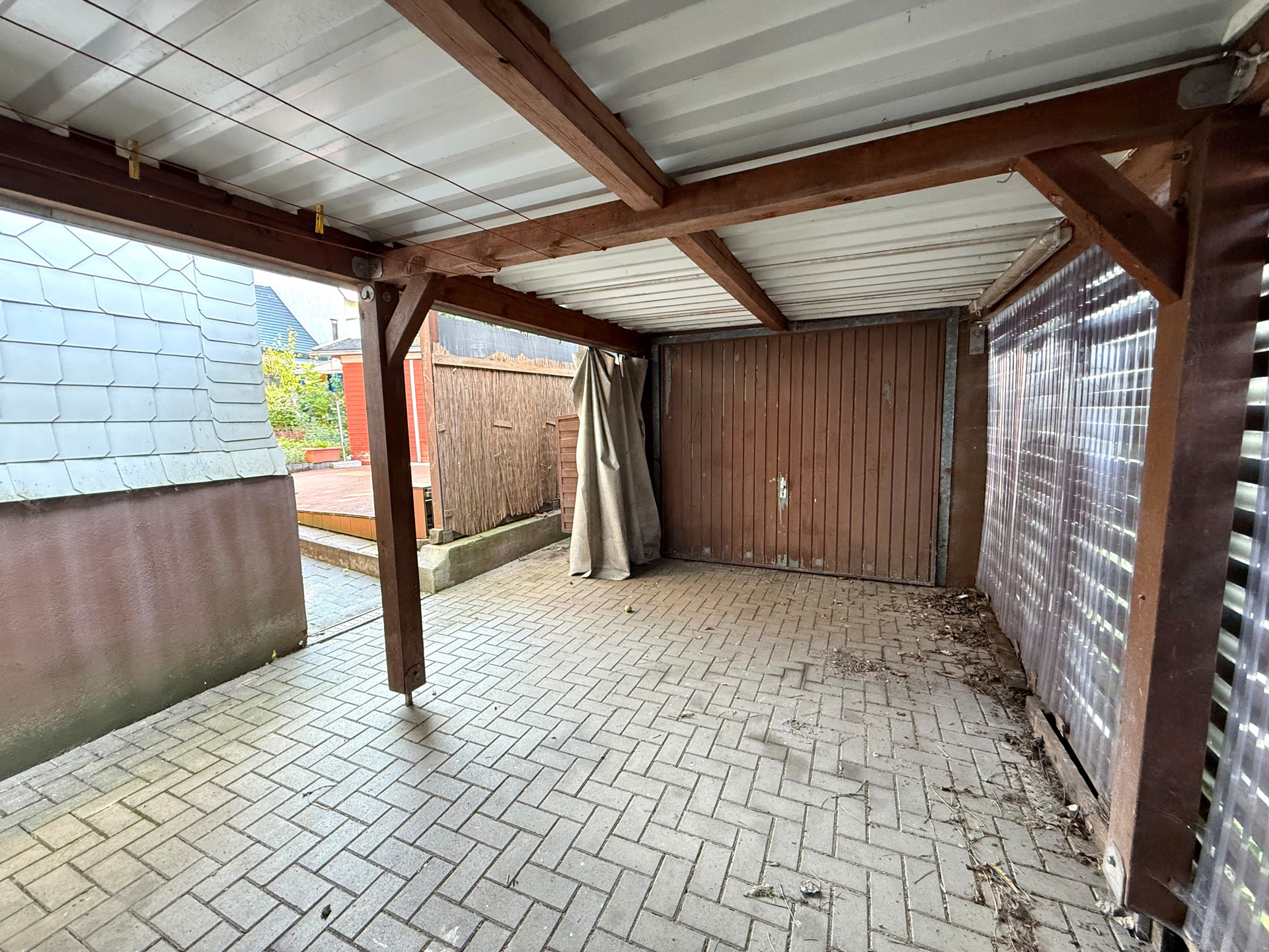 Carport und Garage