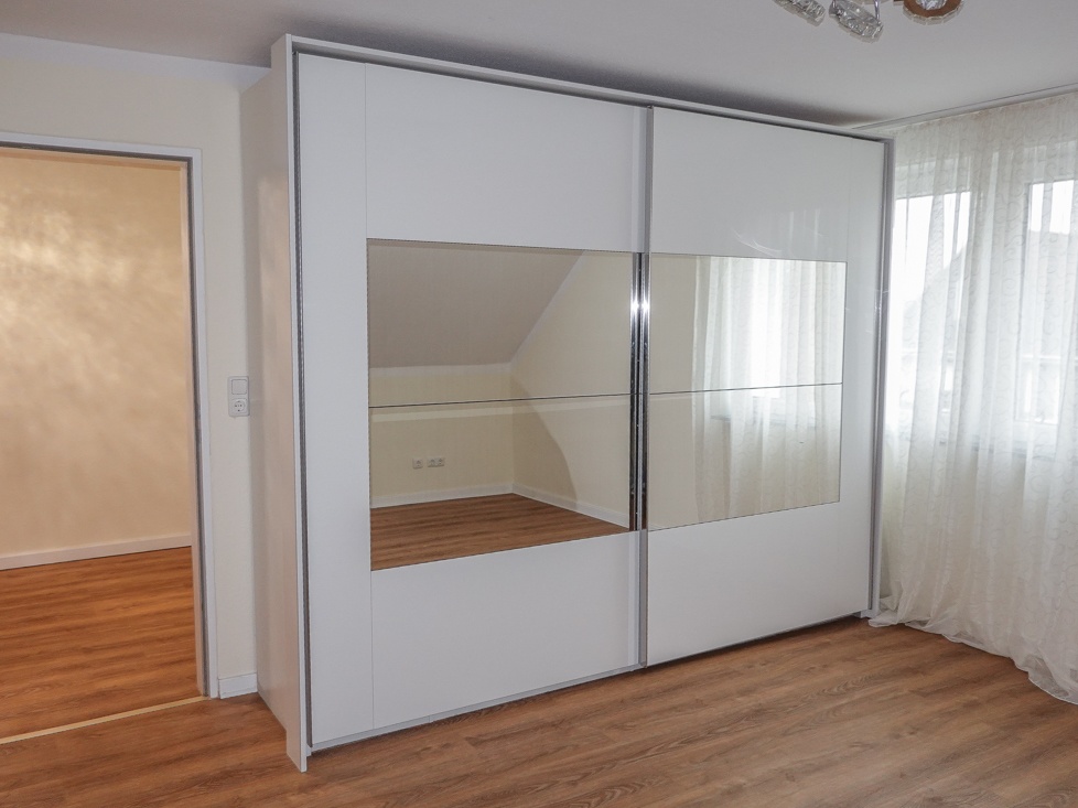 Moderner Kleiderschrank bereits vorhanden