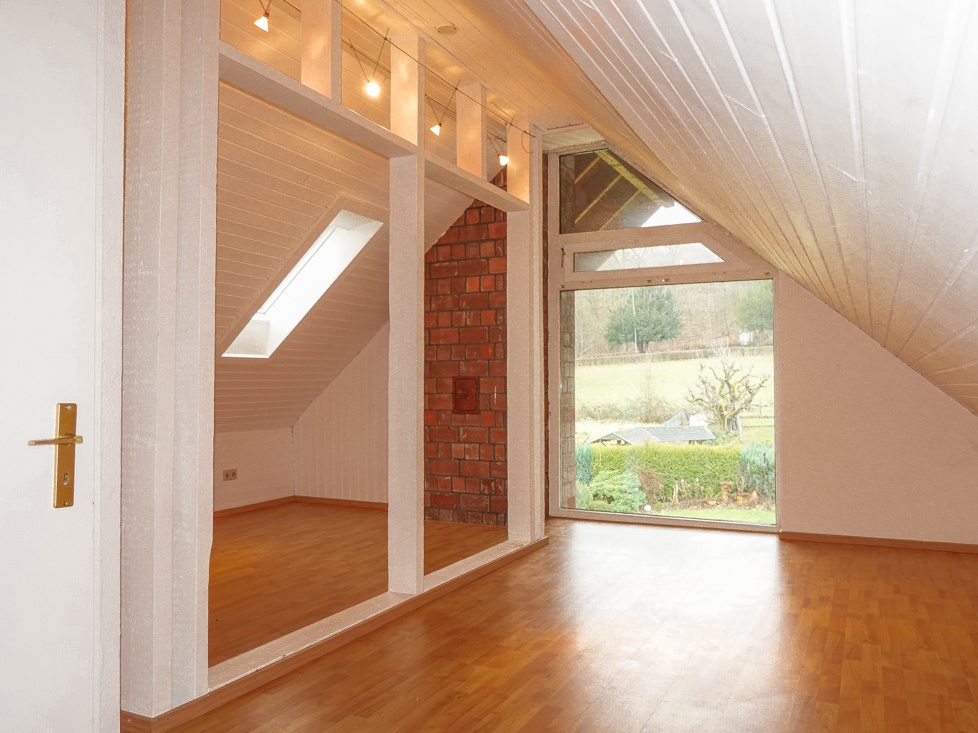 ...großes Giebelfenster mit Blick zum Fleyer Wald