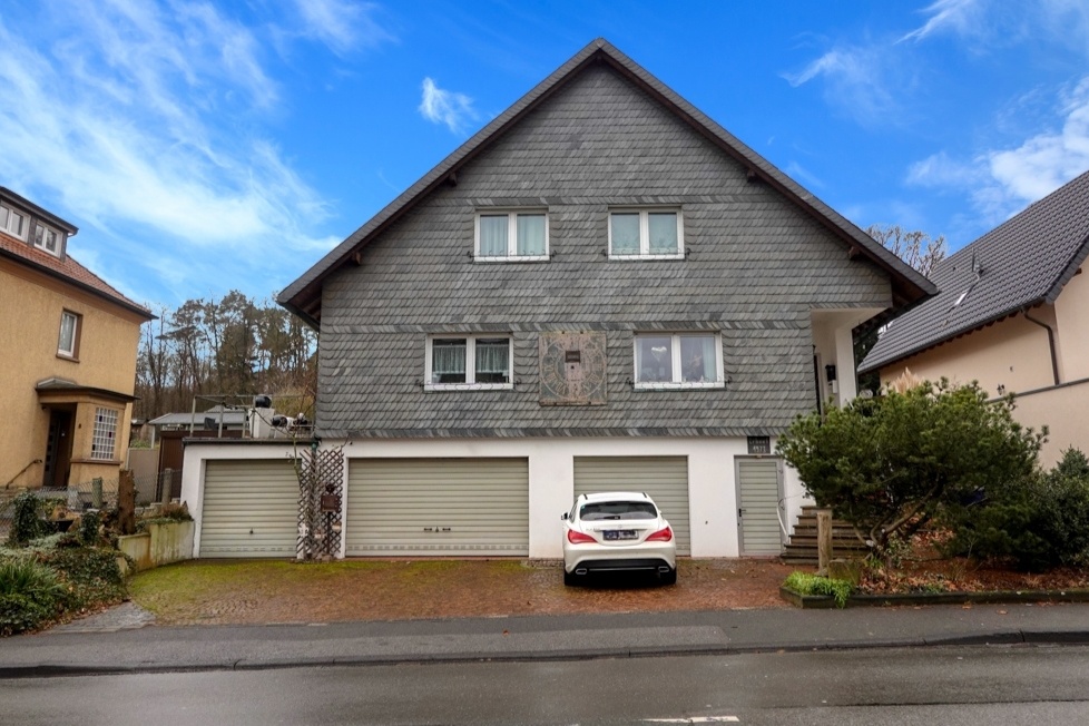 Hausfront mit Garage und Stellplatz