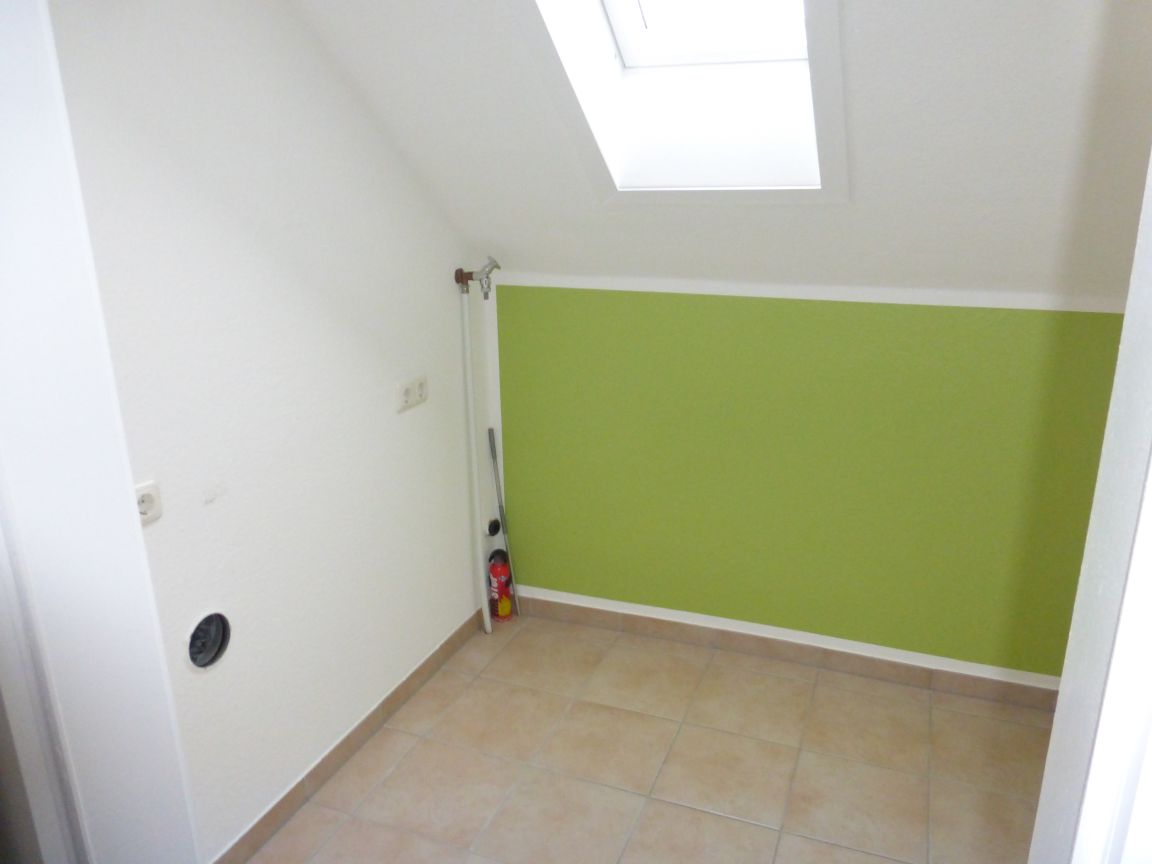 kl. Wirtschaftsraum mit Waschm.-Anschluss im DG