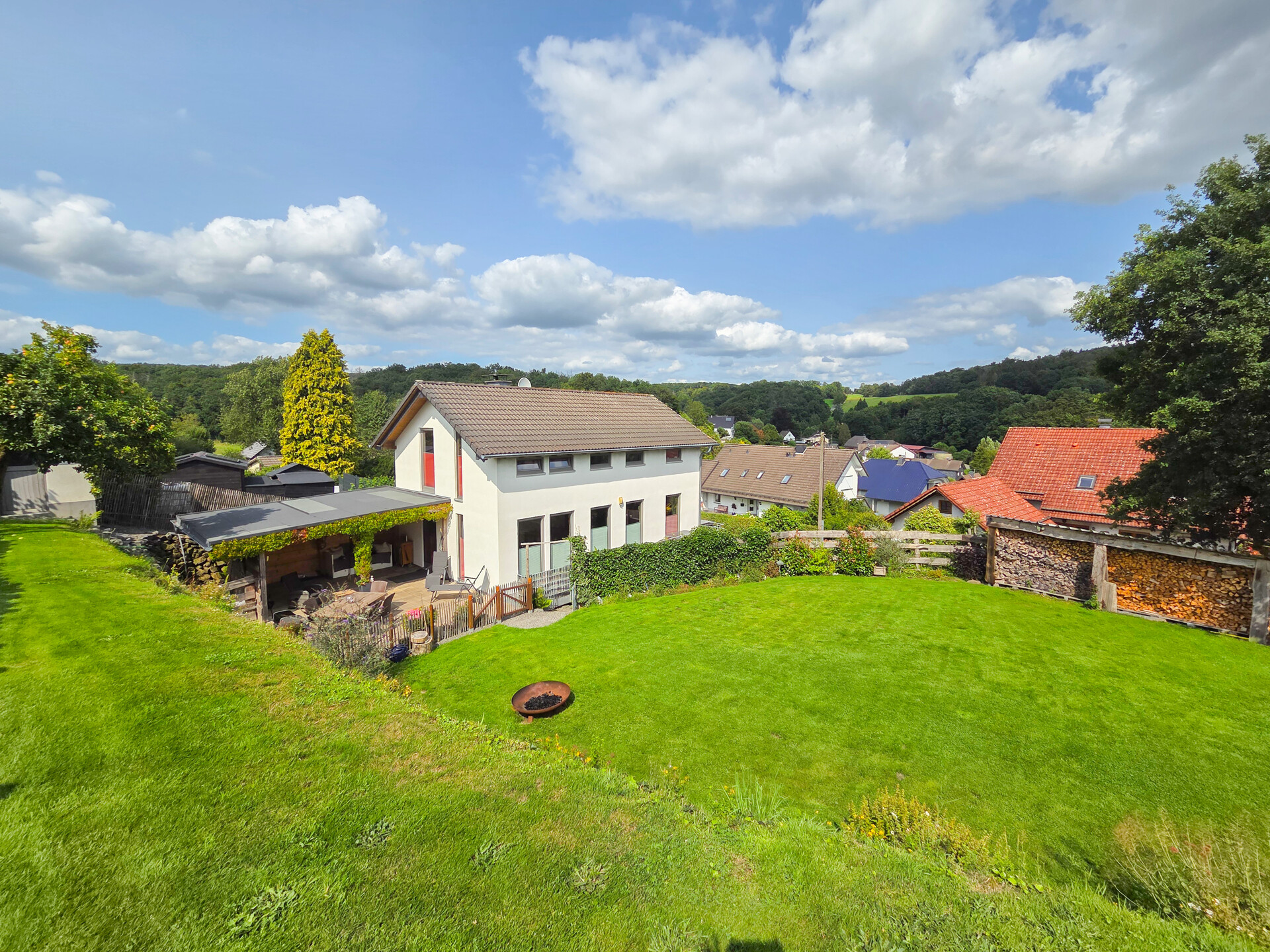 Blick vom Garten zum Haus