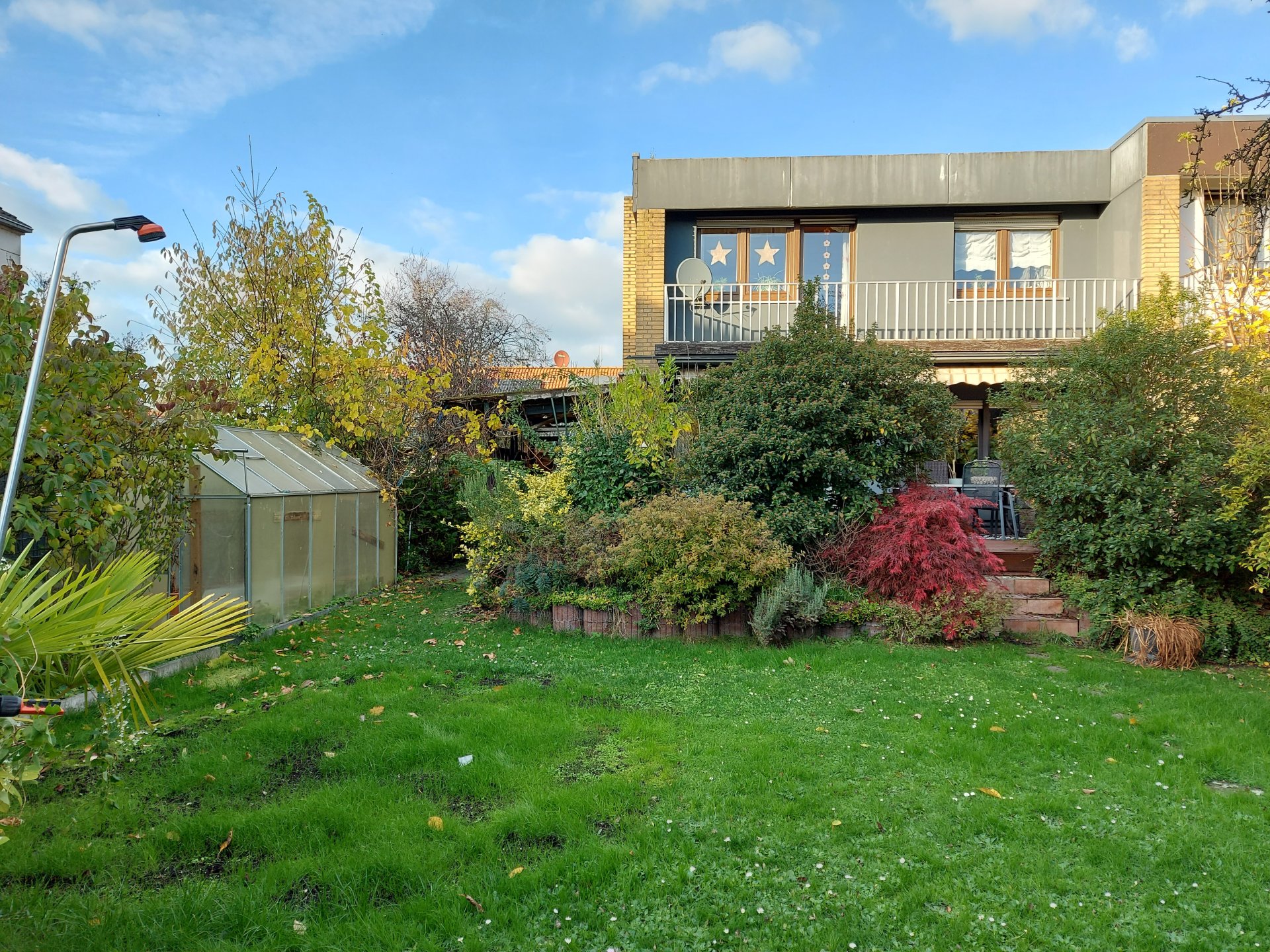 Blick vom Garten auf das Haus