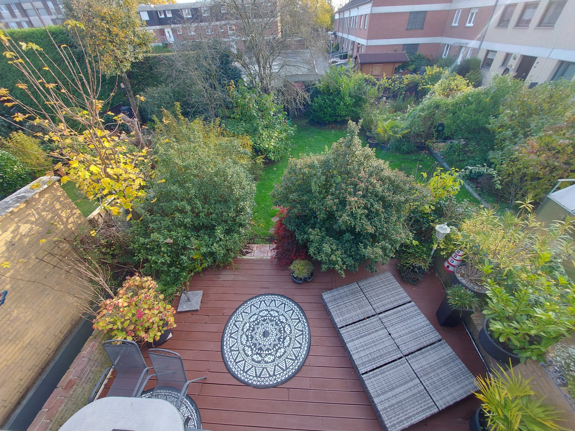 Blick vom Balkon auf die Terasse & Garten