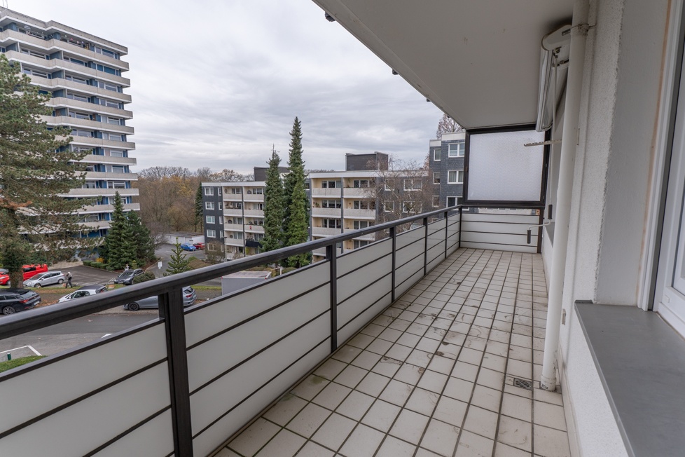 ca. 12m² großer überdachter Balkon