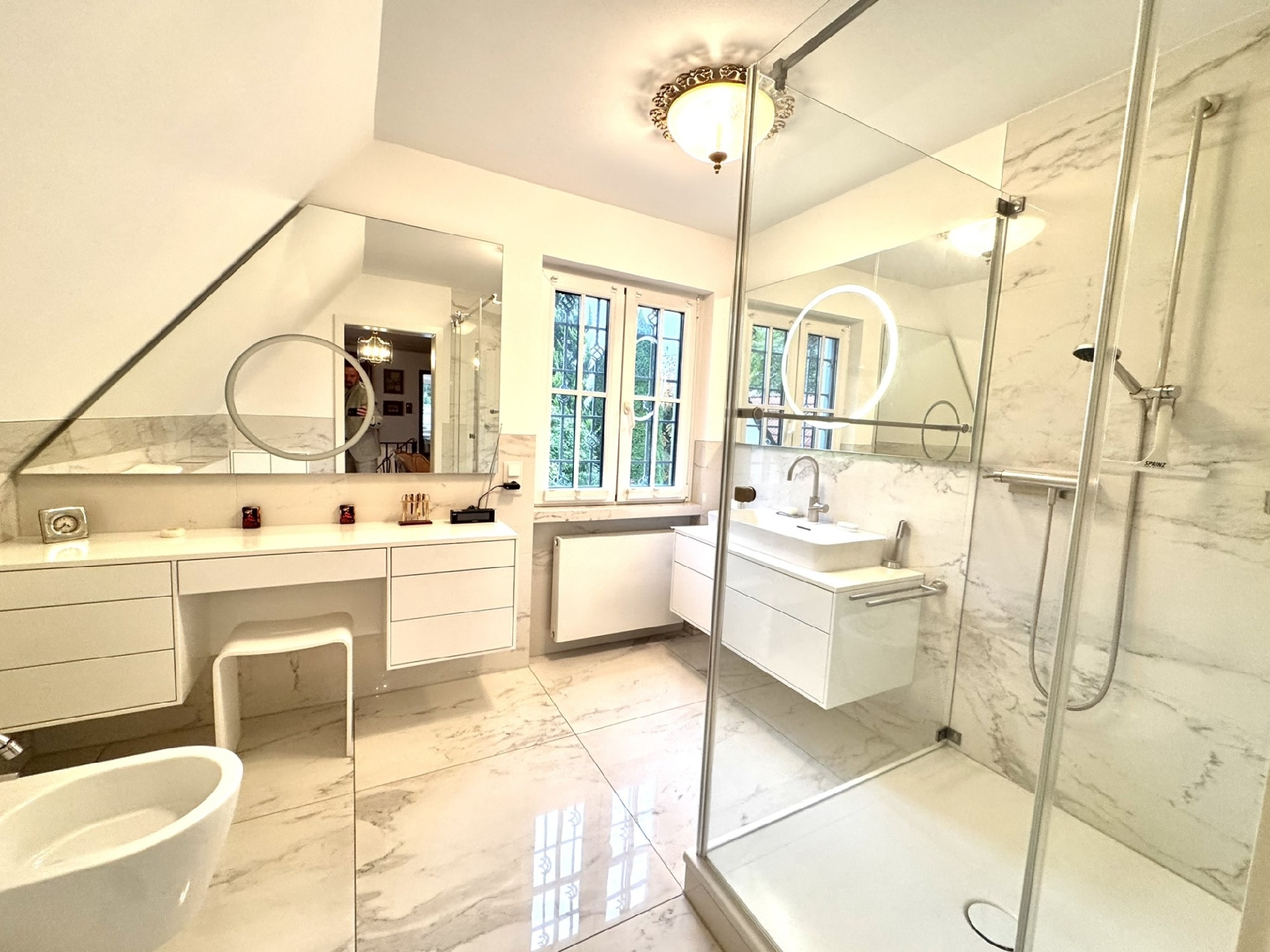 neuwertiges Badezimmer