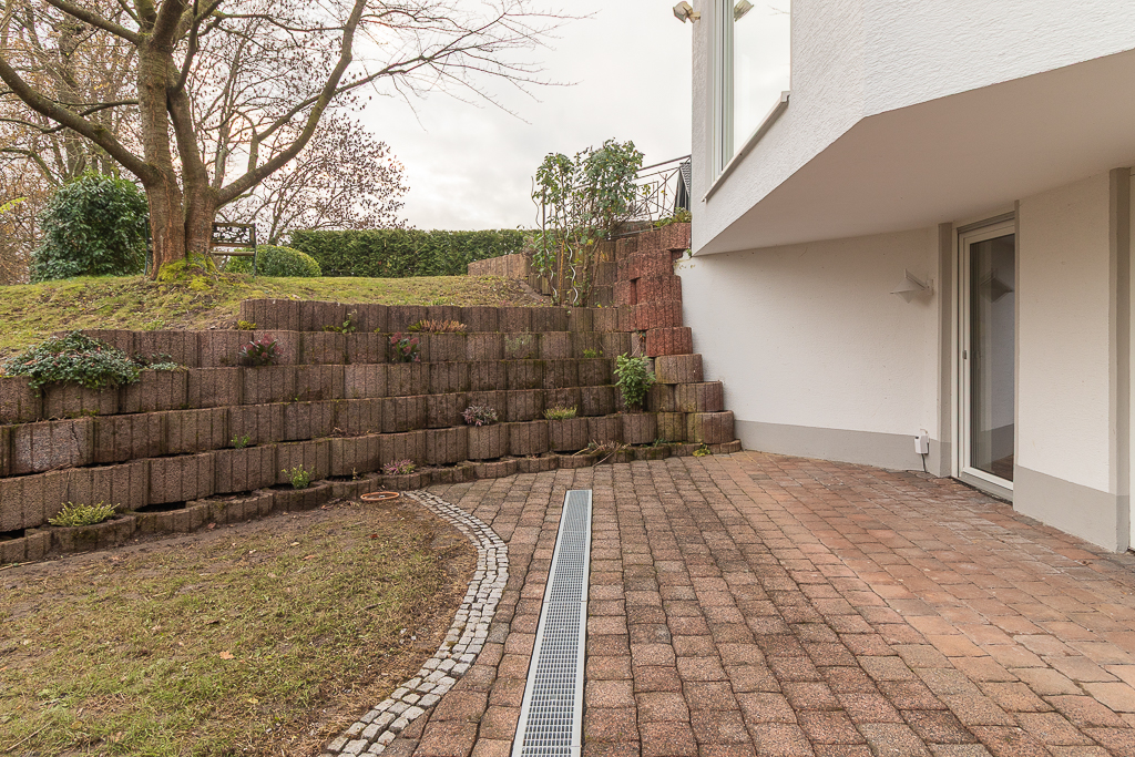 halbüberdachte Terrasse