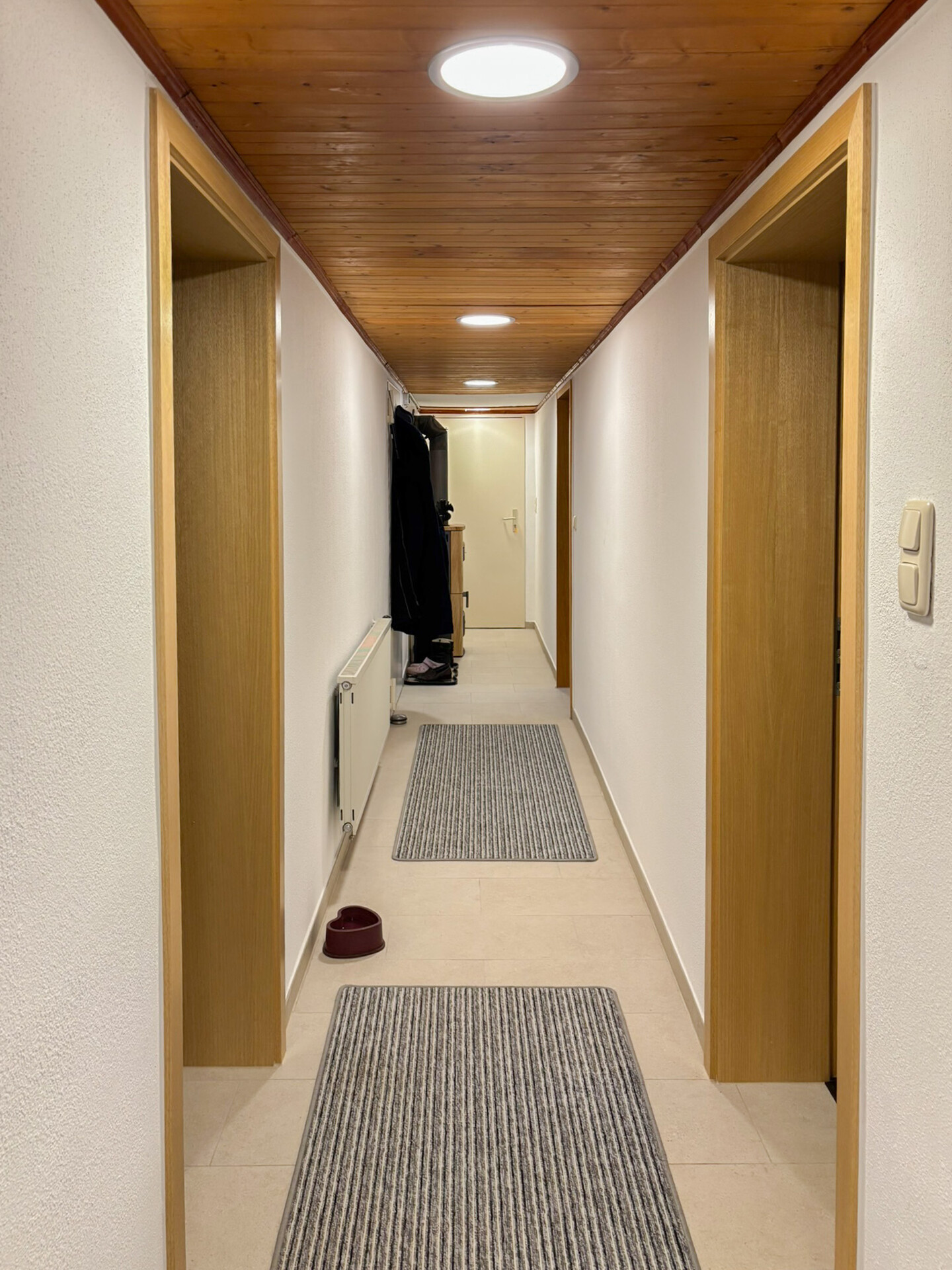 Flur mit Kaminofen(UG)