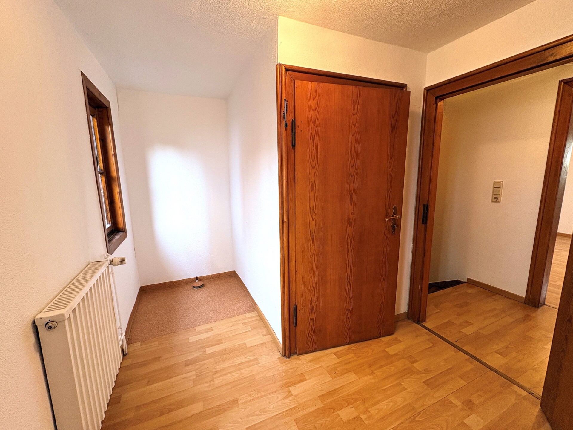 Gäste-/Bürozimmer mit Zugang zum Speicher