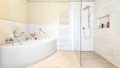 Badezimmer mit Bidet, Dusche und Wanne
