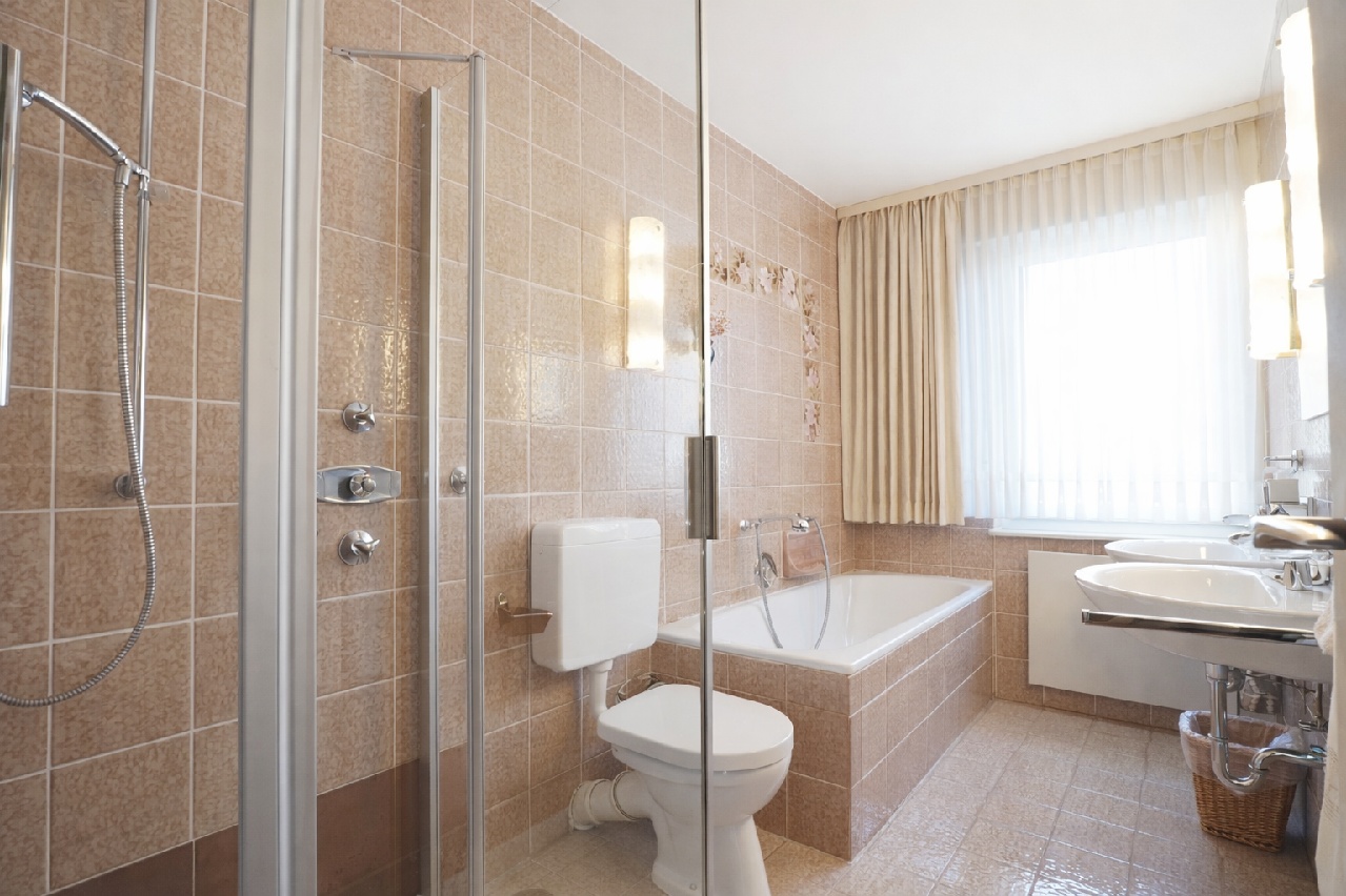 Das Bad mit Glasdusche im EG