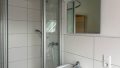Badezimmer mit Dusche und Wanne