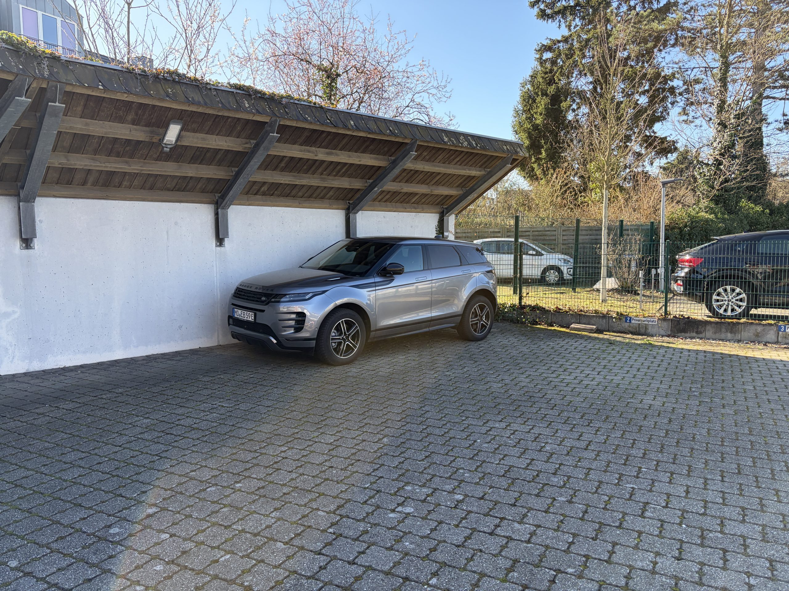 Teilüberdachter PKW-Stellplatz