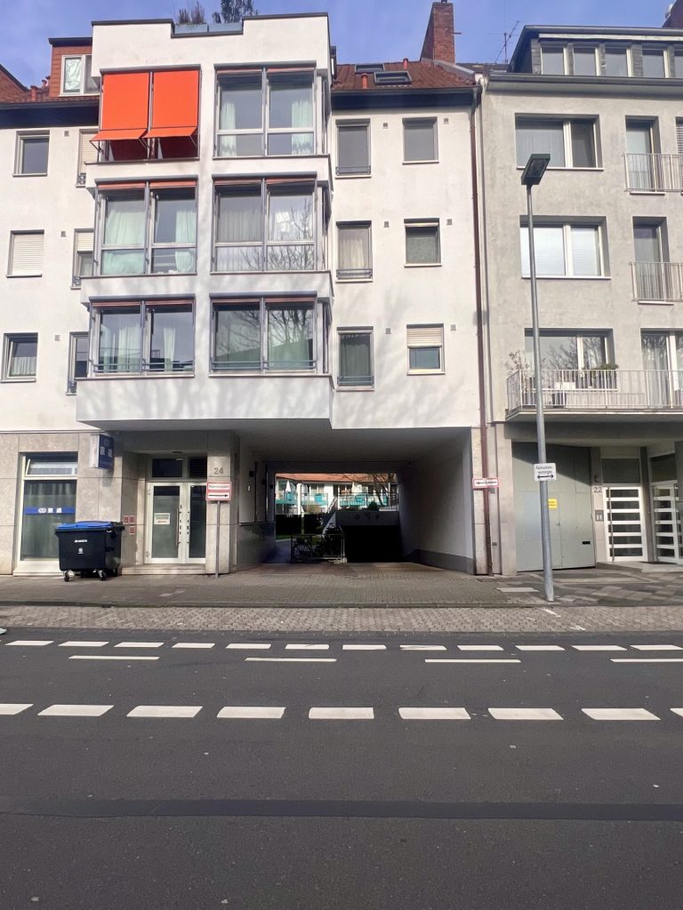 Gebäudeansicht mit Einfahrt