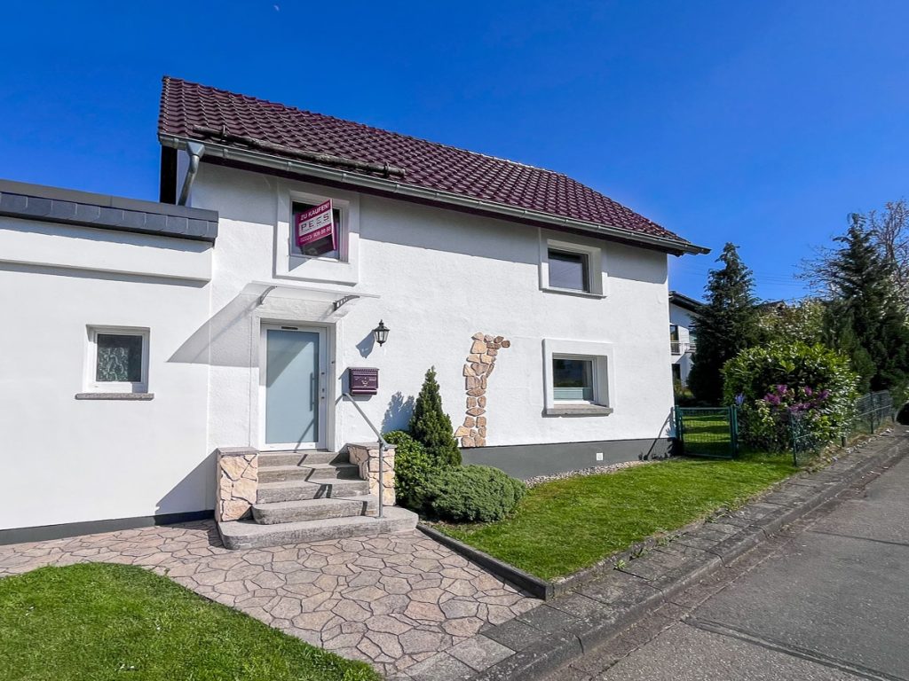 Hausansicht mit Garage