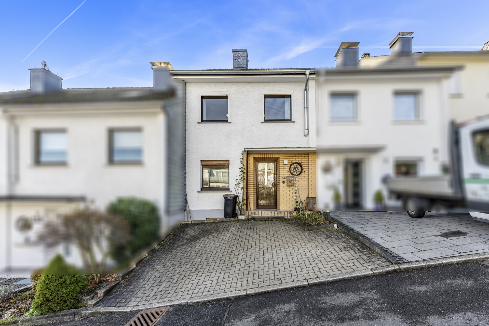 Hauseingang mit Stellplätzen