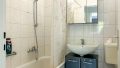 Badezimmer mit Duschwanne